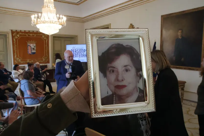 Isabel María Sánchez en una fotografía durante la entrega de placas por su centenario