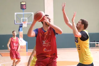 Pavlovic intenta anotar una canasta ante la oposición de un rival / FOTO SALAMANCA24HORAS.COM