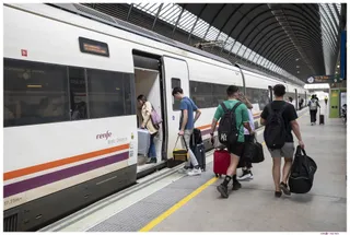 Viajeros subiendo a un tren. EP