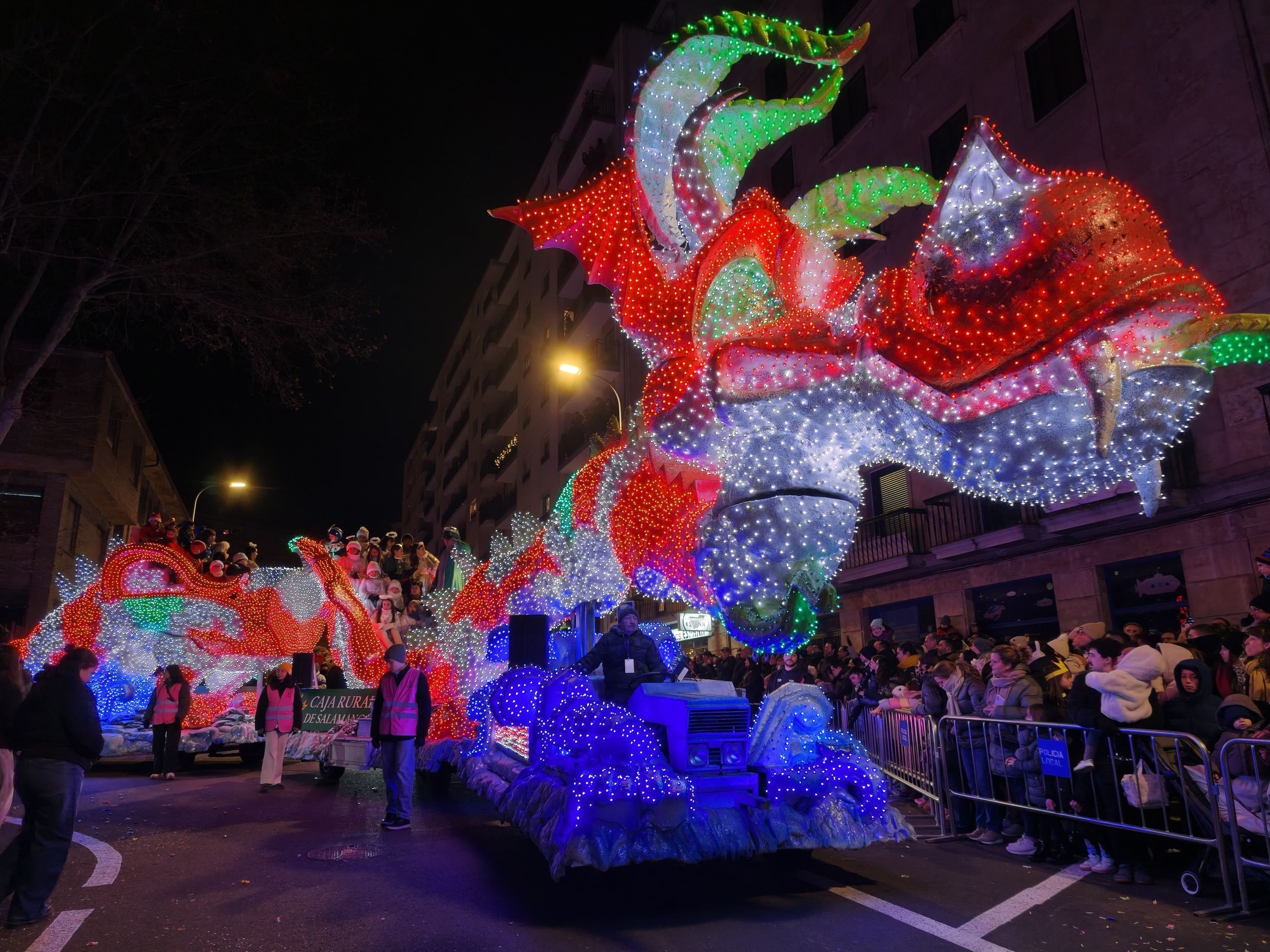 Una carroza de dragón a su paso por plaza de España
