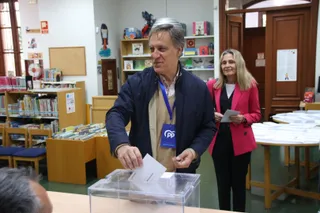 Carlos García Carbayo, atiende a los medios de comunicación tras ejercer su derecho al voto