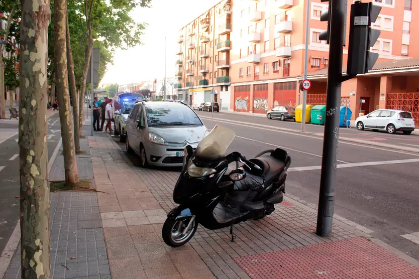 Imagen del accidente entre la moto y el coche en la avenida de los Cipreses | Asier Galache