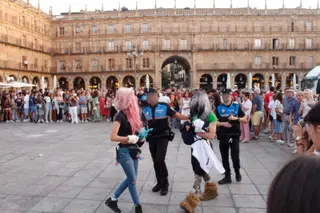 La Policía Local disuelve la quedada para ‘Farmear Aura’ de la Plaza Mayor de Salamanca
