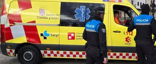 Policía Local y ambulancia. Foto de archivo
