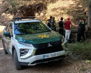 Agentes de la Guardia Civil junto a los senderistas desorientados | Guardia Civil de Salamanca