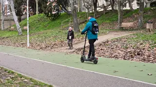 Patinete eléctrico por el carril bici del Puente Enrique Estevan en una foto de archivo