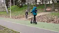 Patinete eléctrico por el carril bici del Puente Enrique Estevan en una foto de archivo