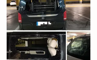 Vehículos destrozados en el parking el parking del Hospital General de la Santísima Trinidad 1