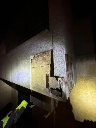 Bomberos Diputación de Salamanca intervienen en el desprendimiento de unas losetas en Villares de la Reina