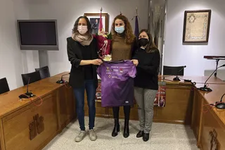 Lorena Martín, junto a la alcaldesa de Peñaranda y la concejala de Deportes
