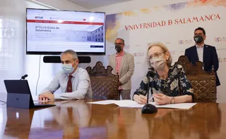 Ricardo Rivero, rector de la USAL y Nieves Sánchez, directora del CIE; detrás Luis Barrio Herrero, director del Servicio de Actividades Culturales y José Luis Herrero, director de Cursos Internacionales | Foto: Comunicación USAL