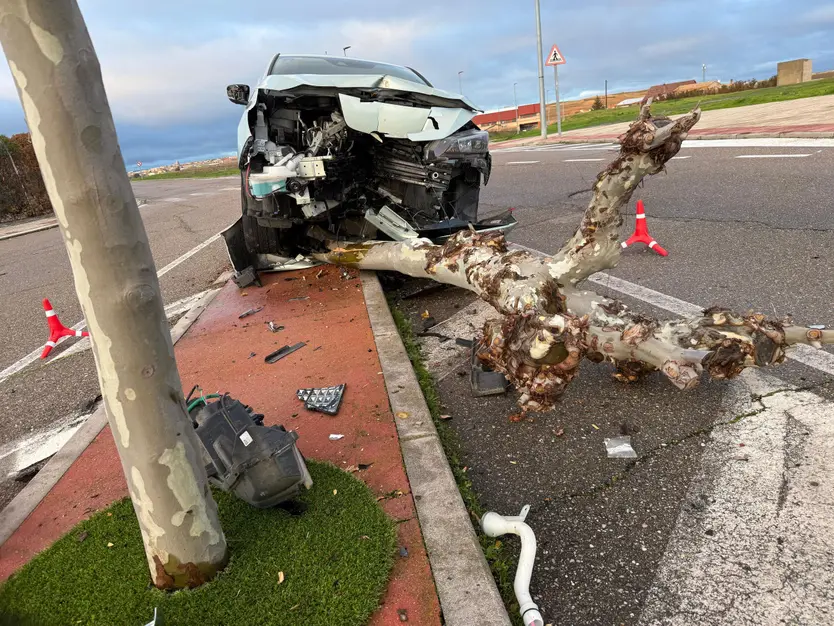 Accidente cabrerizos al chocar contra un árbol