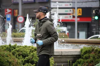 Arduo trabajo de la Policía Local para rescatar a una familia de patos en la fuente de la Puerta de Zamora