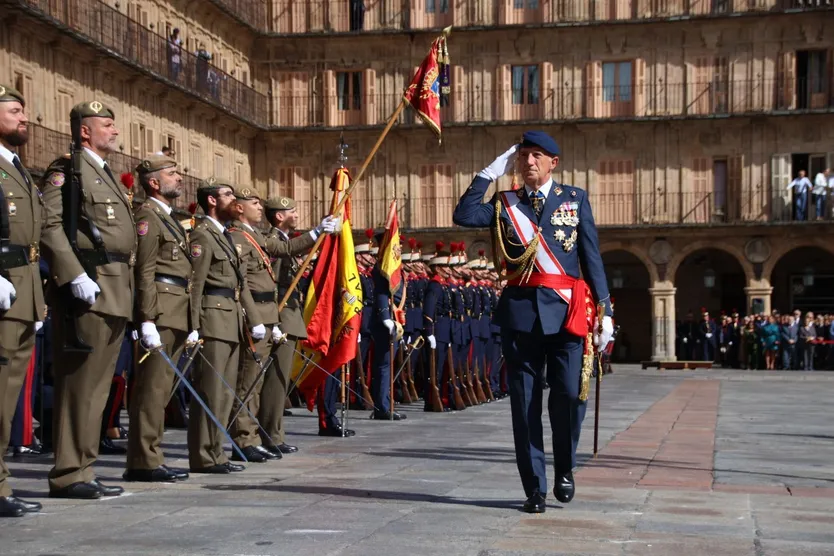 Parada militar en la Plaza Mayor y jura de bandera de los salmantinos