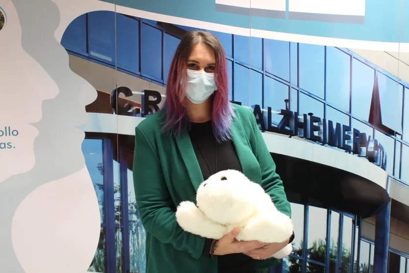 Mireia Tofiño, terapeuta ocupacional del CREA con PARO, robot foca