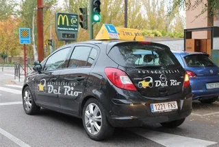 Coche de autoescuela. Foto de archivo