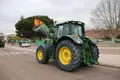 Imagen de un tractor por la ciudad | Salamanca24horas