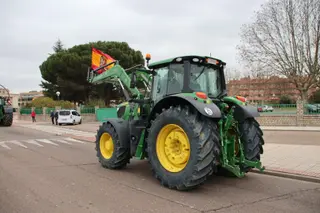 Imagen de un tractor por la ciudad | Salamanca24horas