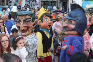 Cabezudos y charanga por Salamanca