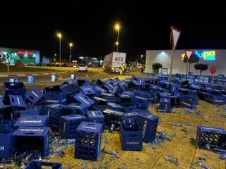 Un camión pierde parte de la carga sobre la calzada cuando circulaba en la rotonda del polígono del Montalvo