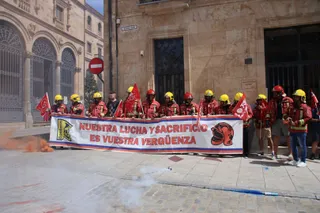 Bomberos de la Diputación se manifiestan en la Plaza Colón