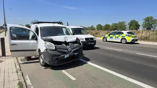 Colisión entre dos turismos en la avenida Gonzalo Torrente Ballester