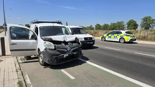 Colisión entre dos turismos en la avenida Gonzalo Torrente Ballester