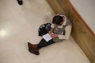 Imagen de archivo de un varón esperando a realizar un examen de oposiciones