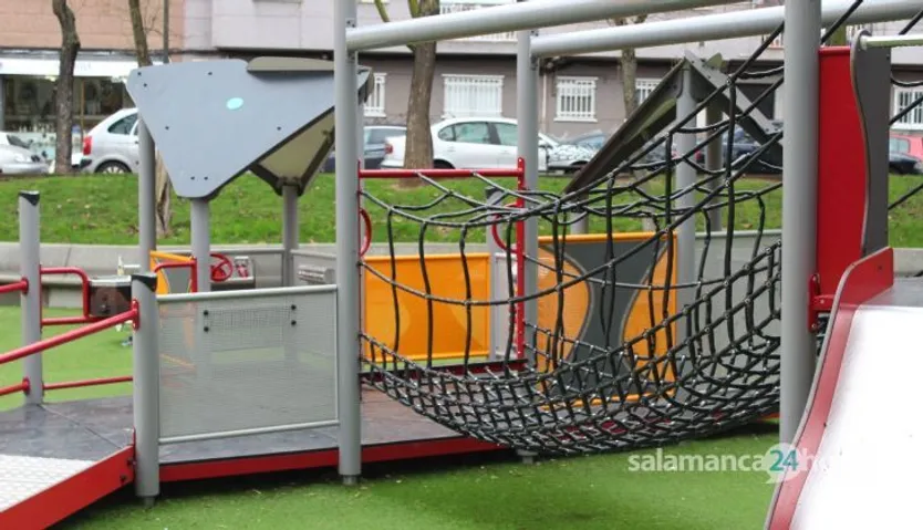 La concejala de Medio Ambiente, María José Coca, visita la renovada zona de juegos infantiles.