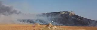 Un incendio tiñe de negro parte del histórico paraje de Los Arapiles