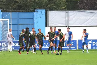 Los chacineros felicitan a Ibra Dieng tras el 2-1 | FOTO CD GUIJUELO