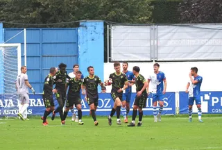 Los chacineros felicitan a Ibra Dieng tras el 2-1 | FOTO CD GUIJUELO