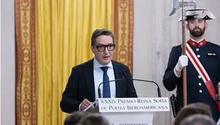 El rector, Juan Manuel Corchado, durante la entrega del premio Reina Sofía de Poesía a Luis Alberto de Cuenca