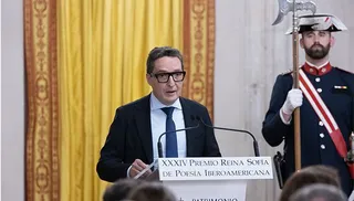El rector, Juan Manuel Corchado, durante la entrega del premio Reina Sofía de Poesía a Luis Alberto de Cuenca