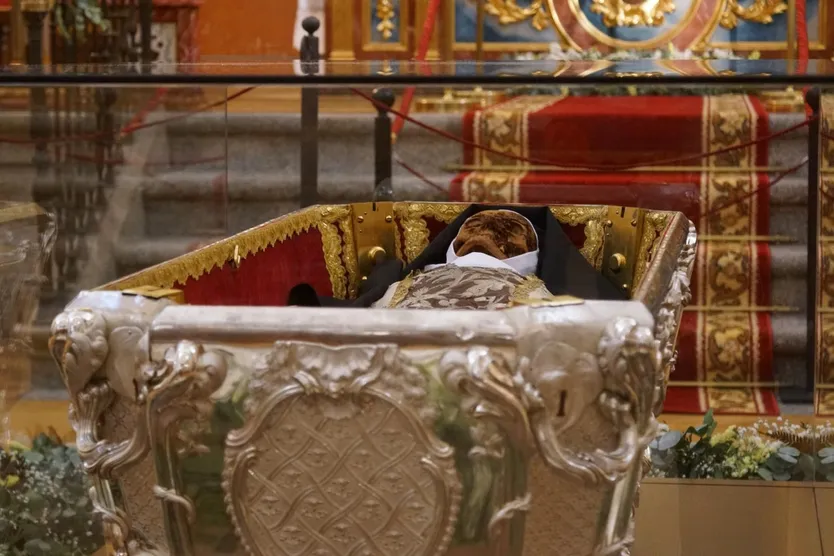 Apertura de la basílica de la Anunciación para venerar el cuerpo de Santa Teresa en Alba de Tormes. Fotos Juanes (15)