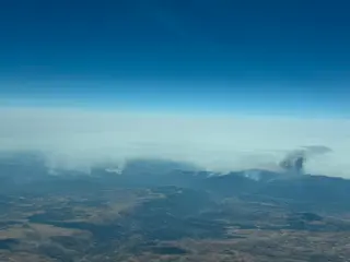 Las impactantes imágenes de los incendios captadas desde un avión comercial muestran la magnitud de la emergencia