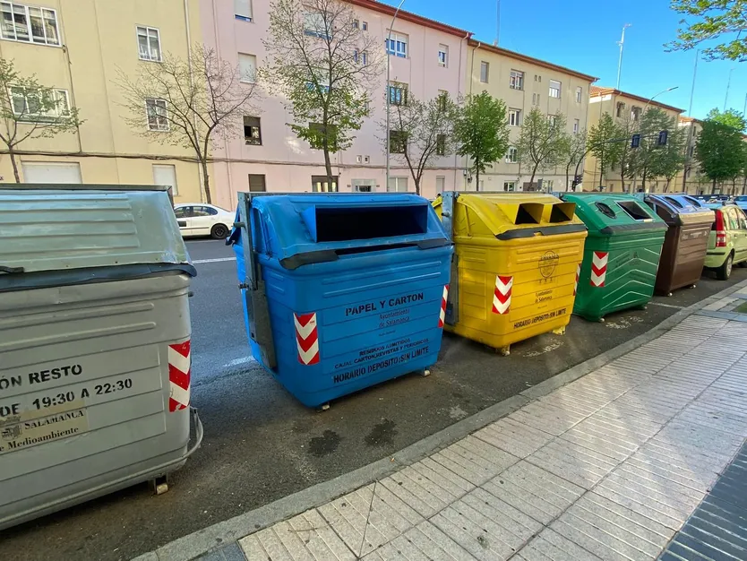 Foto de archivo de contenedores de reciclaje y de basura del Ayuntamiento de Salamanca