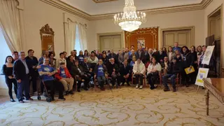 El alcalde de Salamanca, Carlos García Carbayo, recibe a miembros de la asociación Asdace con motivo del Día Nacional del Daño Cerebral Adquirido