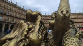 Estatuta del dragón de Xu Hongfei en la Plaza Mayor