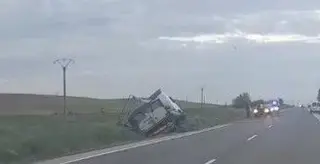 Un camión se sale de la carretera en Nava de Sotrobal | S24H