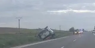 Un camión se sale de la carretera en Nava de Sotrobal | S24H