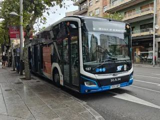 Autobús urbano en el centro de Salamanca en una foto de archivo