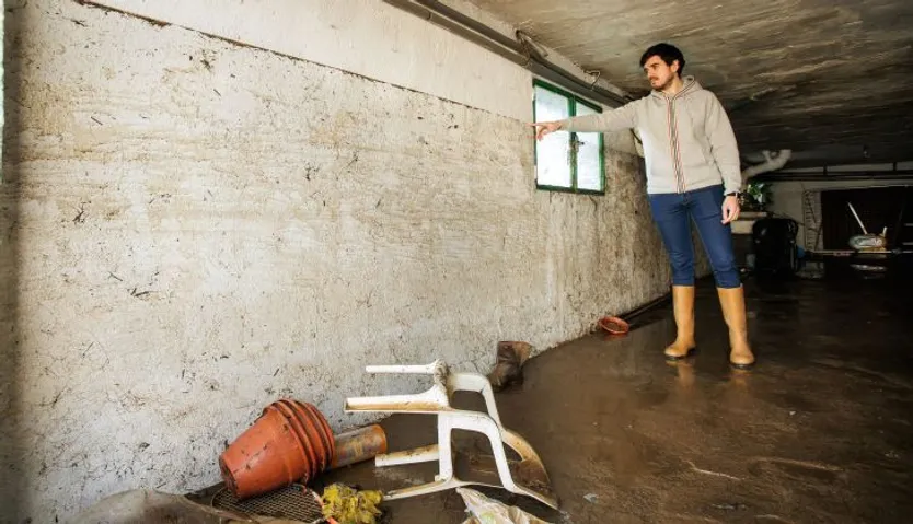 Javier en Aldehuela de la Bóveda marca hasta donde llegó el agua. Foto Vicente ICAL