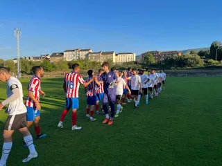 Los jugadores del Atlético Bembibre y el Salamanca CF UDS se saludan antes del partido | Foto Atco Bembibre