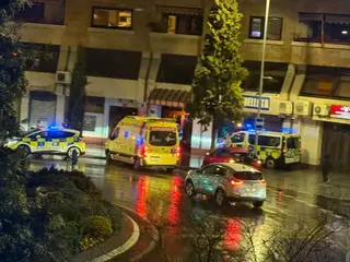 Trasladada al Hospital una motorista de 34 años tras una caída en la rotonda de Puerta Zamora