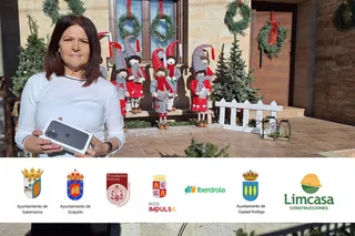Carmen, ganadora de la categoría 'Iluminación y decoración navideña', posa con su creación que le ha llevado a ganar un iPhone 16