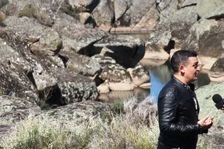 Carles Mulet. Visitando el río Yeltes en Retortillo.