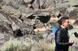 Carles Mulet. Visitando el río Yeltes en Retortillo.