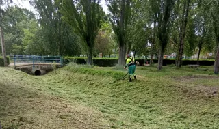 Trabajos para el acondicionamiento de las zonas verdes en Ciudad Rodrigo. Foto Ayuntamiento de Ciudad Rodrigo