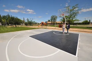 Santa Marta culmina la reordenación de la parcela municipal de Villas de Valdelagua con una cancha de baloncesto